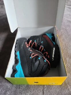 La Sportiva Aequilibrium ST Woman GTX Black / Hibiscus -Aventure Soldes 63f0f269f3e4e1.07482966 phpzghyrj