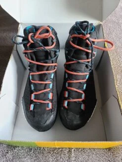 La Sportiva Aequilibrium ST Woman GTX Black / Hibiscus -Aventure Soldes 63f0f26a91f762.43806527 phpyd83wg